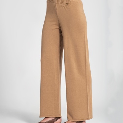 Calças castanho claro de tecido com corte largo e cintura elástica
