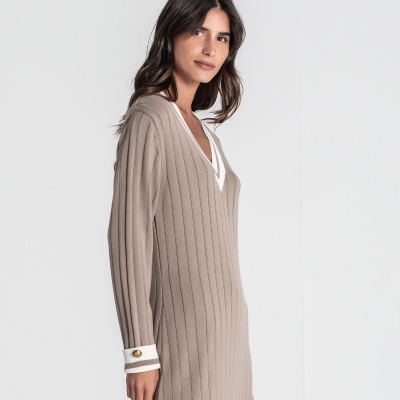 Vestido comprido de malha canelada bege com detalhes brancos