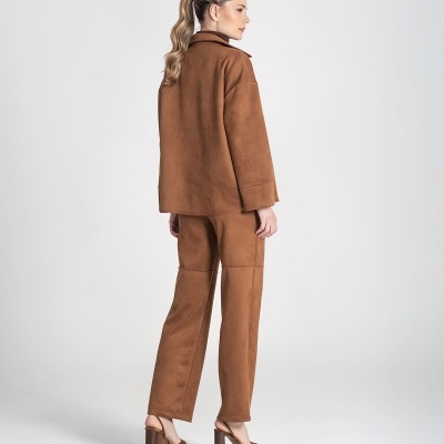 Mulher de costas a usar casaco e calças castanhas de tecido tipo camurça com sapatos castanhos de salto alto.