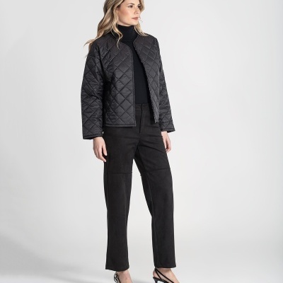 Mulher com casaco acolchoado preto, calças e sapatos pretos