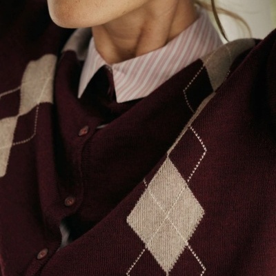 Pull vinho com padrão argyle e camisa riscada rosa