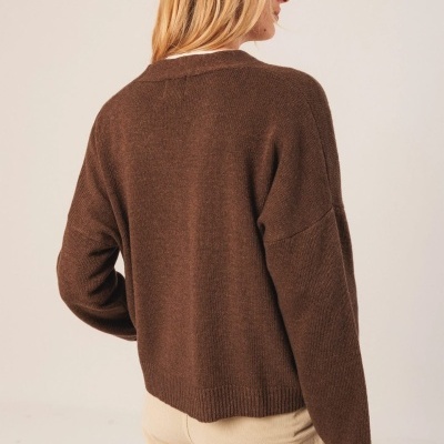 Camisola castanha escura de malha com gola redonda vista de costas