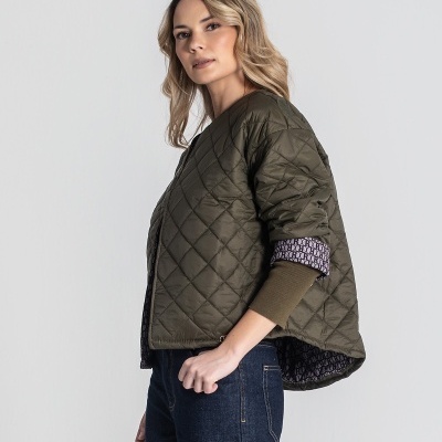 Casaco curto acolchoado verde-oliva com interior roxo com padrão de letras