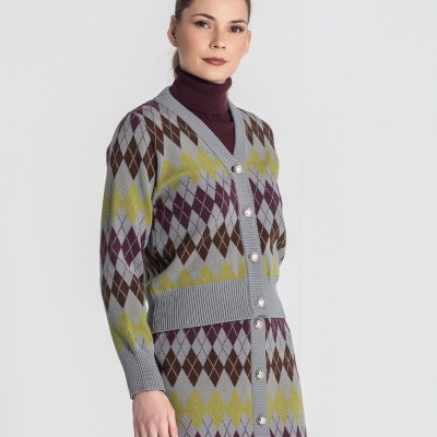 Cardigan de malha com padrão de losangos e botões