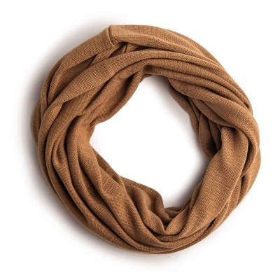 Lenço tubular castanho claro de malha sobre fundo branco