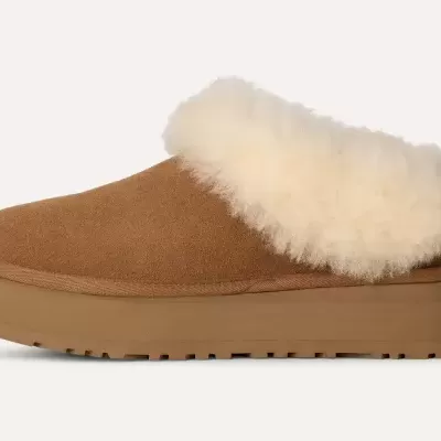 Chinelo feminino castanho com sola elevada e forro branco felpudo