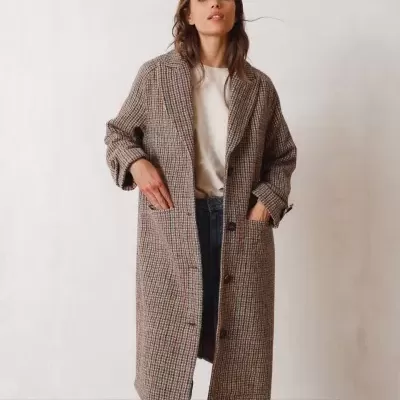 Casaco comprido feminino tweed padrão pied-de-poule castanho e bege