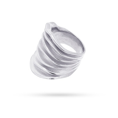 Anel prateado com camadas sobre fundo branco