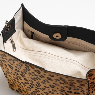 Bolsa animal print castanha e preta com interior bege e fecho magnético