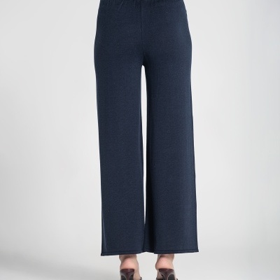 Calças largas azul escuro com cós elástico, vista de costas.