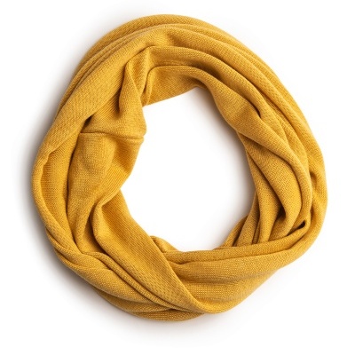 Gola circular de tecido amarelo mostarda com textura visível.