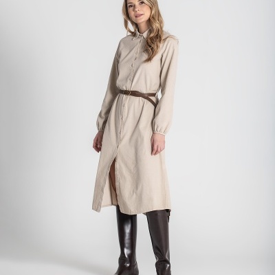 Vestido comprido bege com cinto castanho e botas altas castanhas