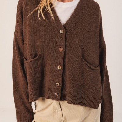 Cardigan castanho de malha com botões e dois bolsos frontais