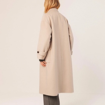 Casaco comprido bege de lã visto de costas