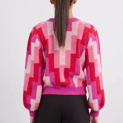 Camisola de malha rosa e vermelho com padrão geométrico vista de costas com calção preto