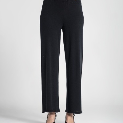 Calças pretas com cintura elástica e sapatos pretos de salto