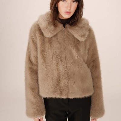 Casaco curto de pelo sintético castanho claro com gola arredondada.
