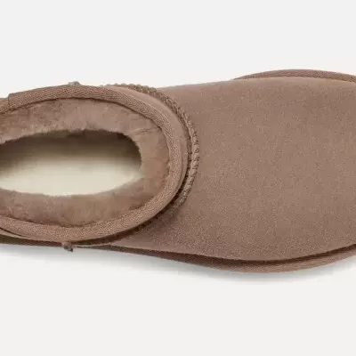 Pantufa castanha clara vista de cima com interior forrado a pelo