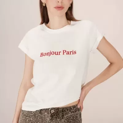 T-shirt branca com texto vermelho 'Bonjour Paris' e calças de ganga com padrão de leopardo.