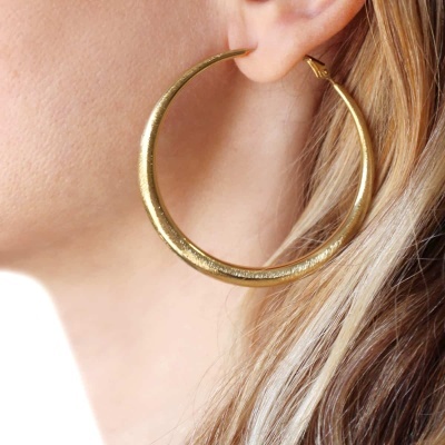 Brinco dourado de argola grande com textura granada