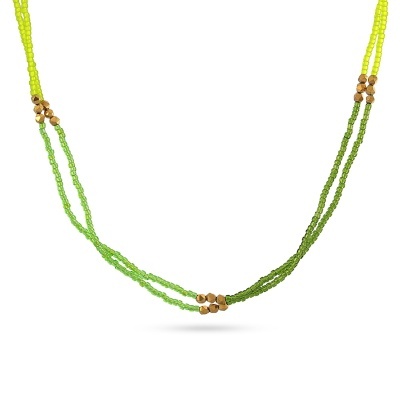 Colar de contas verdes e amarelas com detalhes dourados