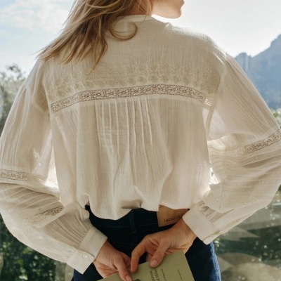 Blusa branca feminina com detalhes em renda vista por trás
