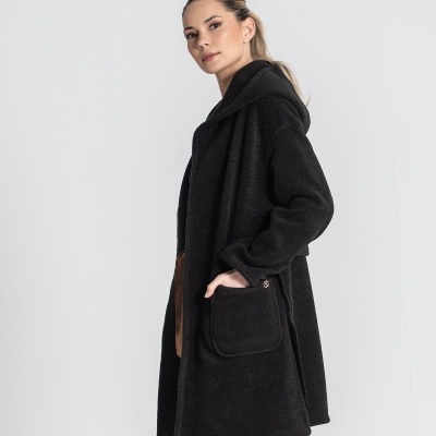 Casaco preto de tecido felpudo com capuz e bolso grande