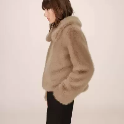 Casaco felpudo bege claro com capuz visto de perfil