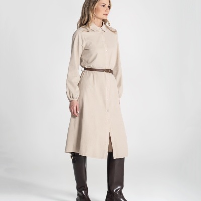 Mulher com vestido longo bege e botas altas castanhas