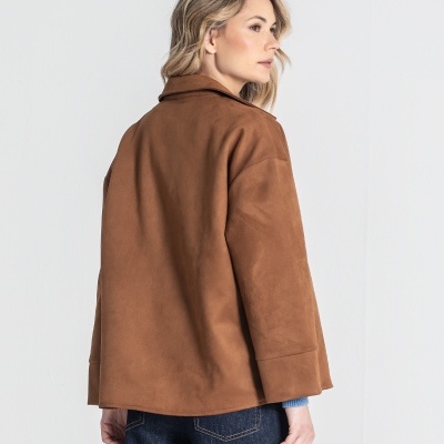 Casaco castanho de mulher em tecido tipo camurça com gola larga.