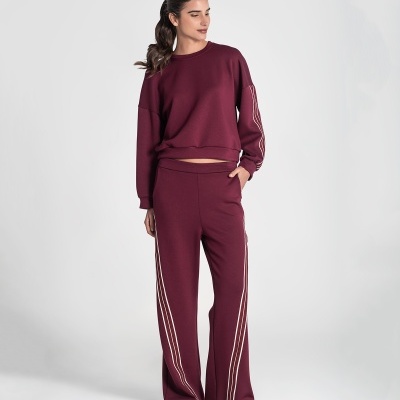 Conjunto desportivo feminino bordeaux com riscas brancas nas mangas e laterais das calças