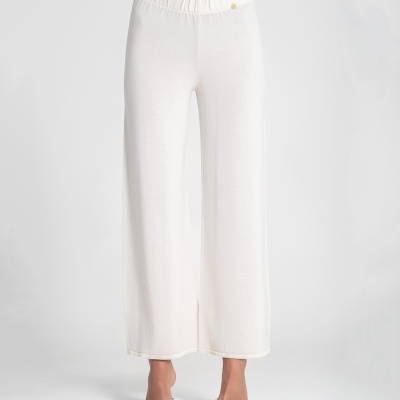 Calças brancas largas com cintura elástica