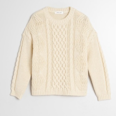 Camisola de malha creme com padrão trançado e gola redonda