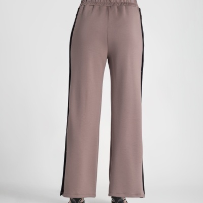 Calças desportivas cinzentas com risca preta e cintura elástica