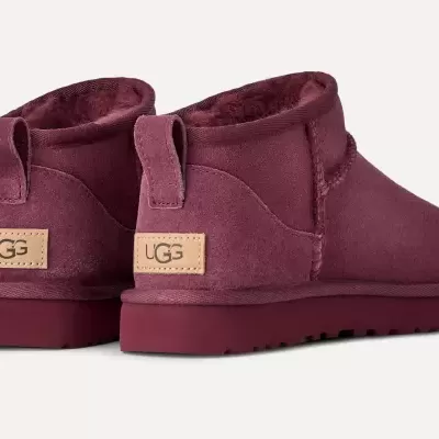 Botas UGG cor ameixa em camurça com interior em pelo e etiqueta UGG no calcanhar