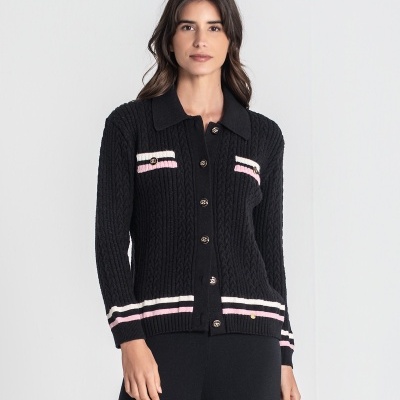 Cardigan preto de malha com riscas brancas e cor-de-rosa e botões frontais