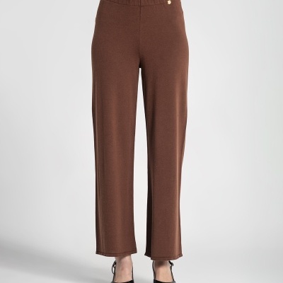 Calças femininas castanhas com corte largo e cintura elástica, usadas com sapatos pretos