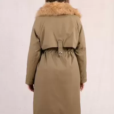 Casaco bege comprido com gola de pelo castanho claro visto de costas