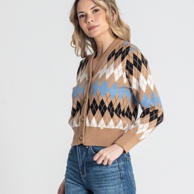 Cardigan de malha com padrão argyle em bege, azul, preto e branco