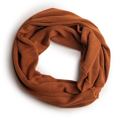 Cachecol tubular de malha castanha em fundo branco