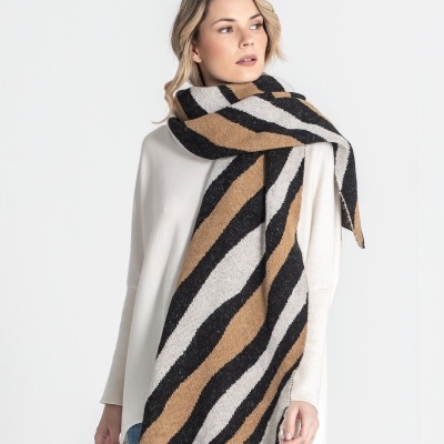 Mulher com lenço grosso de riscas largas coloridas enrolado ao pescoço