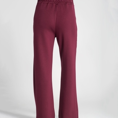 Calças largas bordeaux com cintura elástica vistas de trás