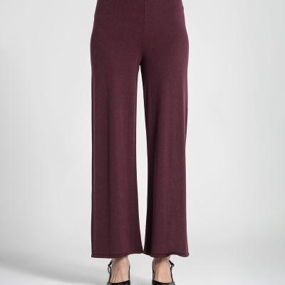 Calças largas bordeaux de malha com cintura elástica e sapatos pretos