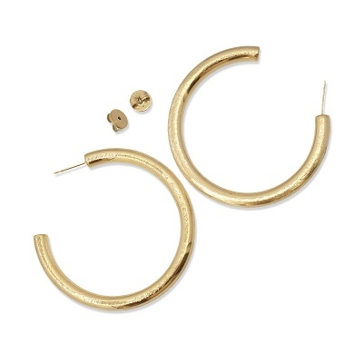 Brincos de argola dourados com fecho de pressão