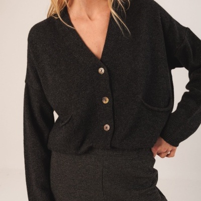 Casaco de malha preto com botões e bolso lateral