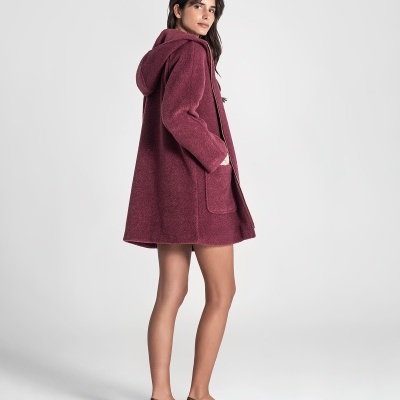 Sobretudo feminino cor de vinho com capuz e bolso frontal