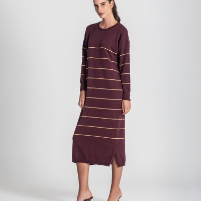 Vestido comprido de malha roxo com riscas finas horizontais bege e fenda lateral