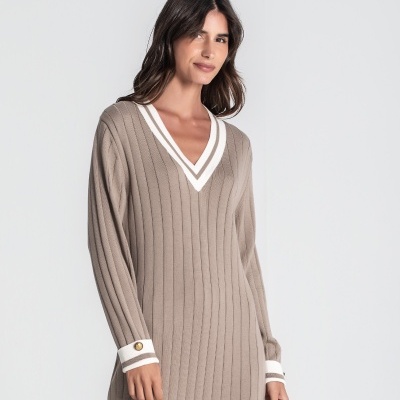 Vestido comprido de malha canelada bege com decote em V e punhos brancos