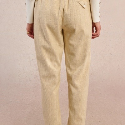 Calças bege com padrão espinha de peixe, cós franzido e bolso, calçado branco