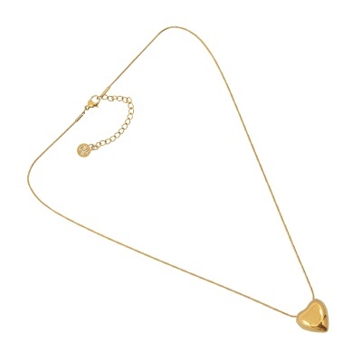 Colar dourado com pendente de coração